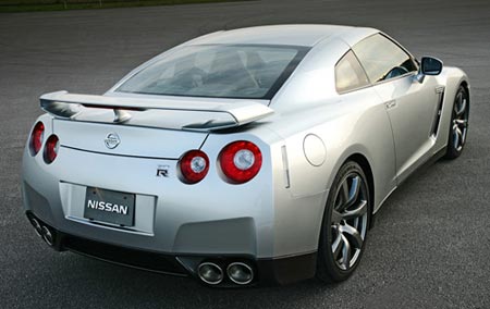 2008_Nissan_GT-R_Edmunds_5